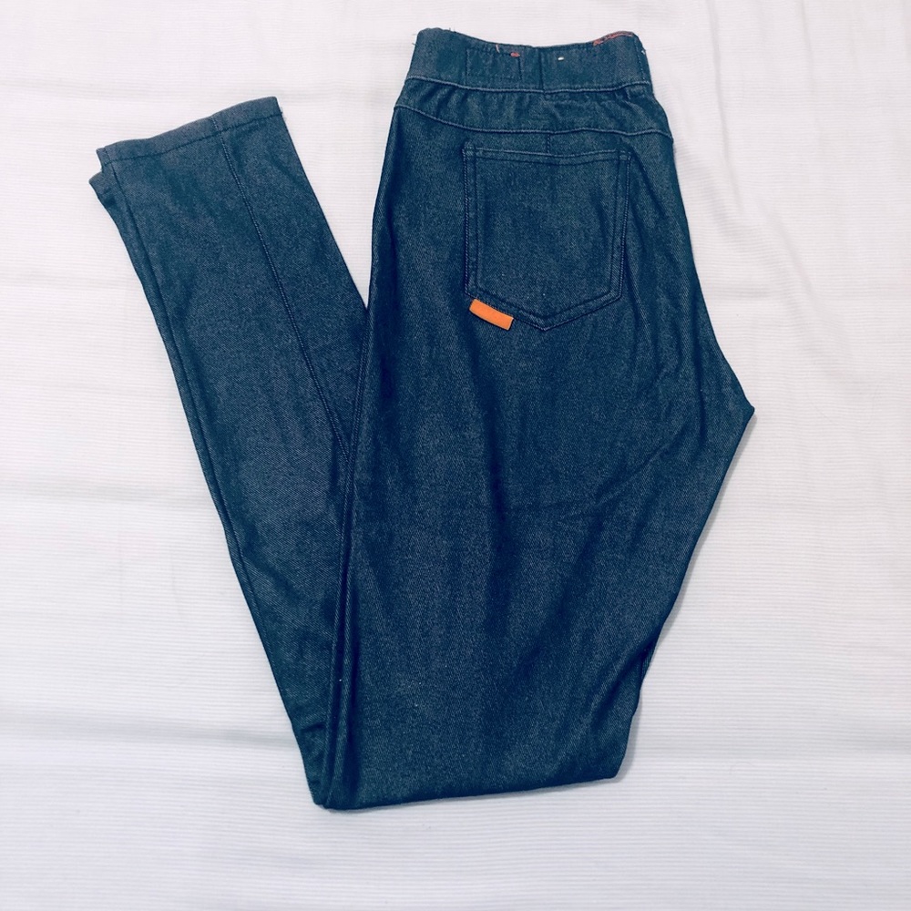 ✨$8 or free with purchase. Leggings